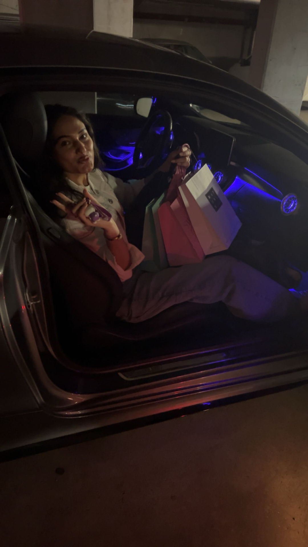 Im Traumauto nach dem Shoppen