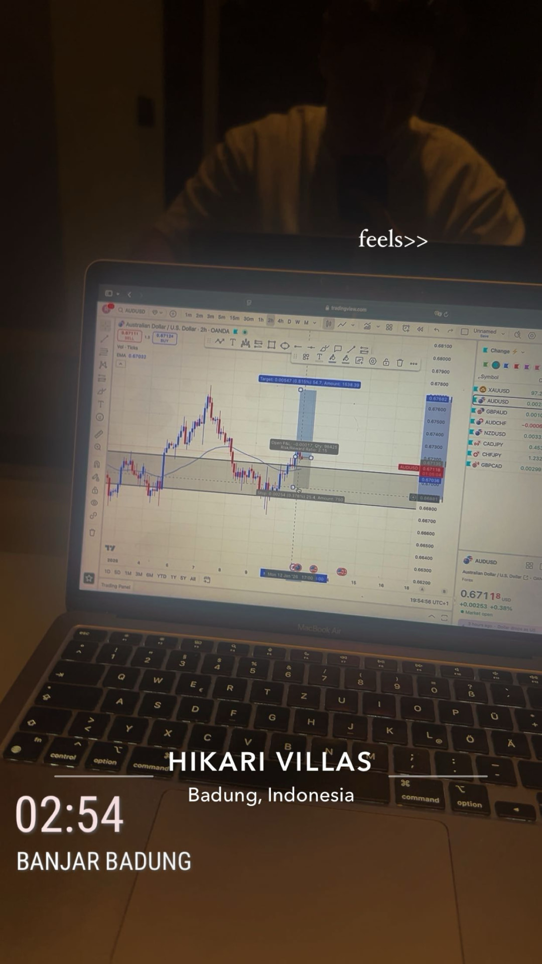 Jeremia Rall beim Trading von unterwegs